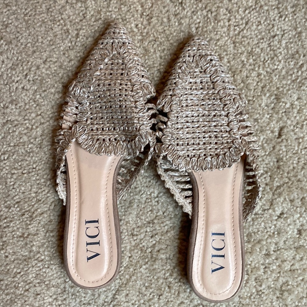 Vici straw flat sandals sz 8.5